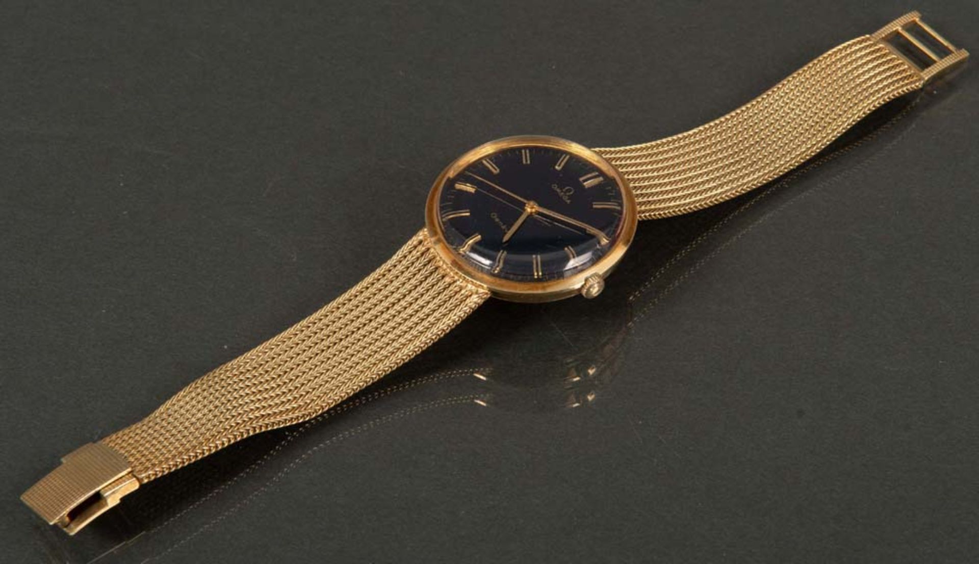 Herrenarmbanduhr. Omega Genève, Handaufzug. 14 ct Gold, ca. 57 g. (Funktion ungeprüft)