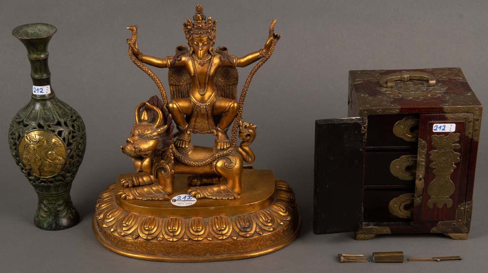 Dreitlgs. Konvolut. Asien. Vase, Figur, Schränkchen. Bronze / Metall / Holz, 18 bis 30 cm.