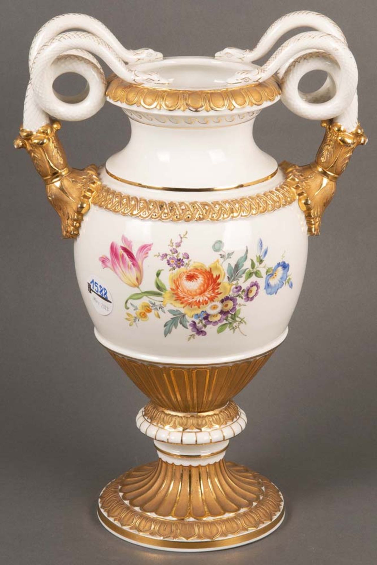 Schlangenhenkelvase. Meissen 20. Jh. Porzellan, bunt floral bemalt, mit Goldreliefdekor, am Boden