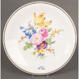 Runde Platte. Meissen 20. Jh. Porzellan, bunt bemalt, mit Blumenbouquet, umsäumt von Goldrand, verso