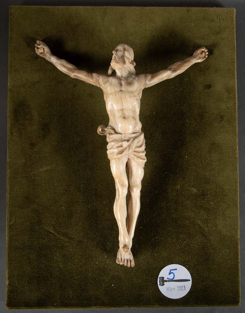 Kruzifixus. Alpenländisch 17. Jh. Bein, exzellent geschnitzt, auf neuzeitliche samtbezogene Platte