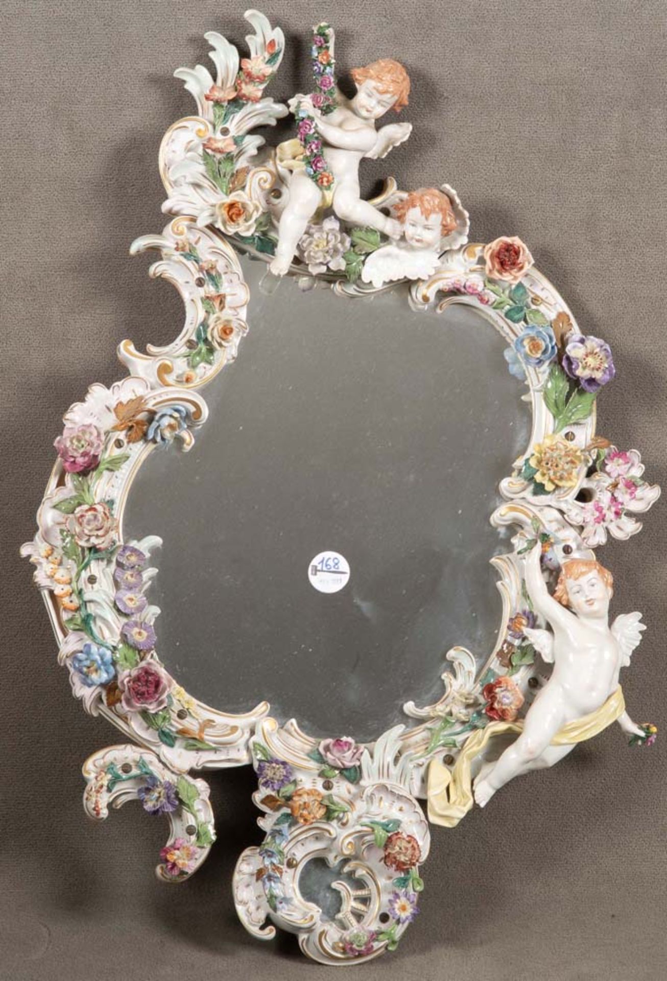 Wandspiegel. Thüringen 19. Jh. Porzellan, bunt bemalt, aufwendig modelliert mit Blüten und Putten,