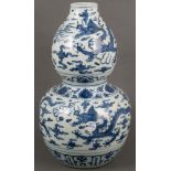 Vase. China. Porzellan, bemalt, H=48,5 cm. **