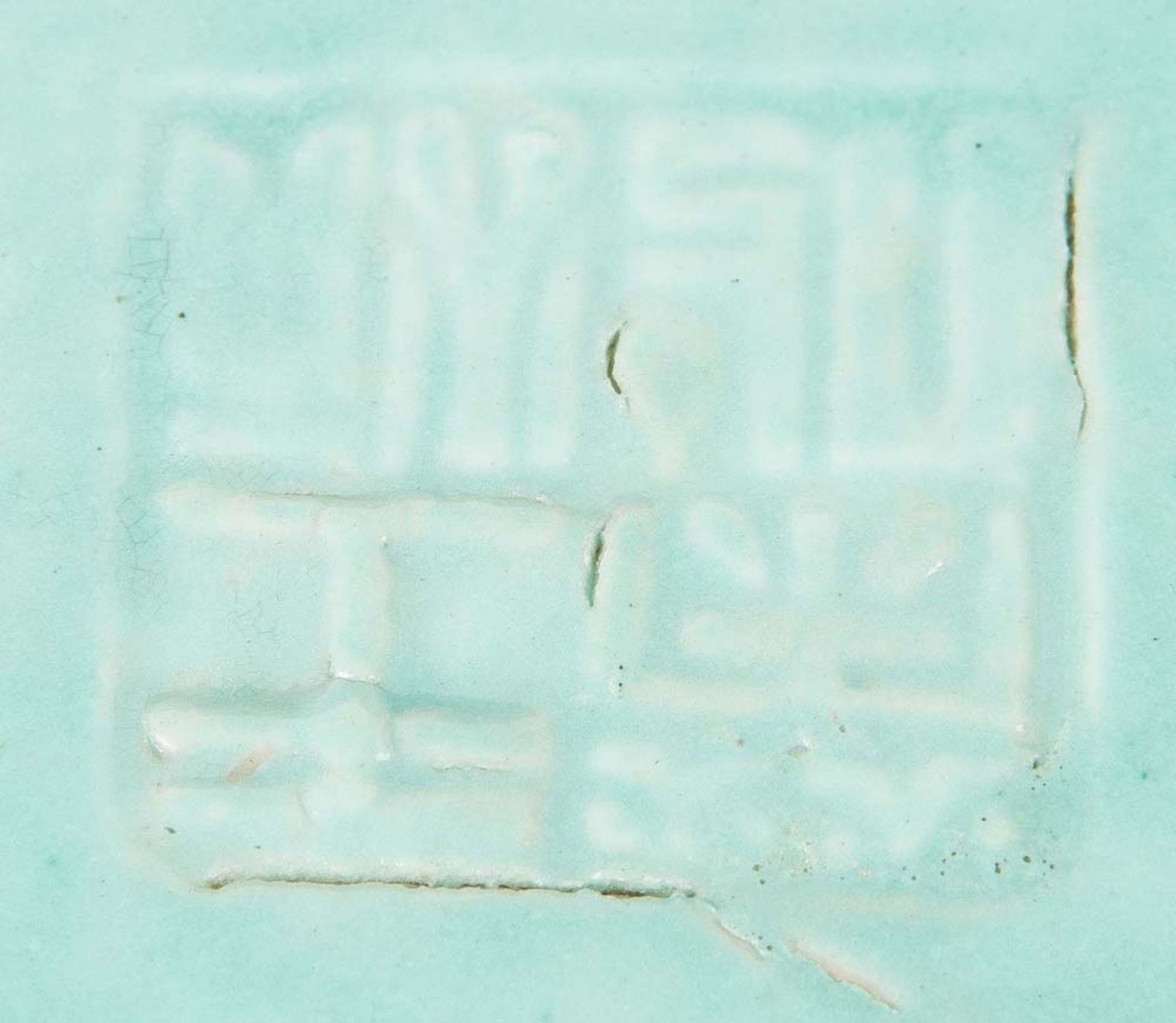 Vase. Asien. Porzellan, mit Reliefdekor, grün glasiert, am Boden Stempelmarke, H=28,5 cm. - Image 2 of 2