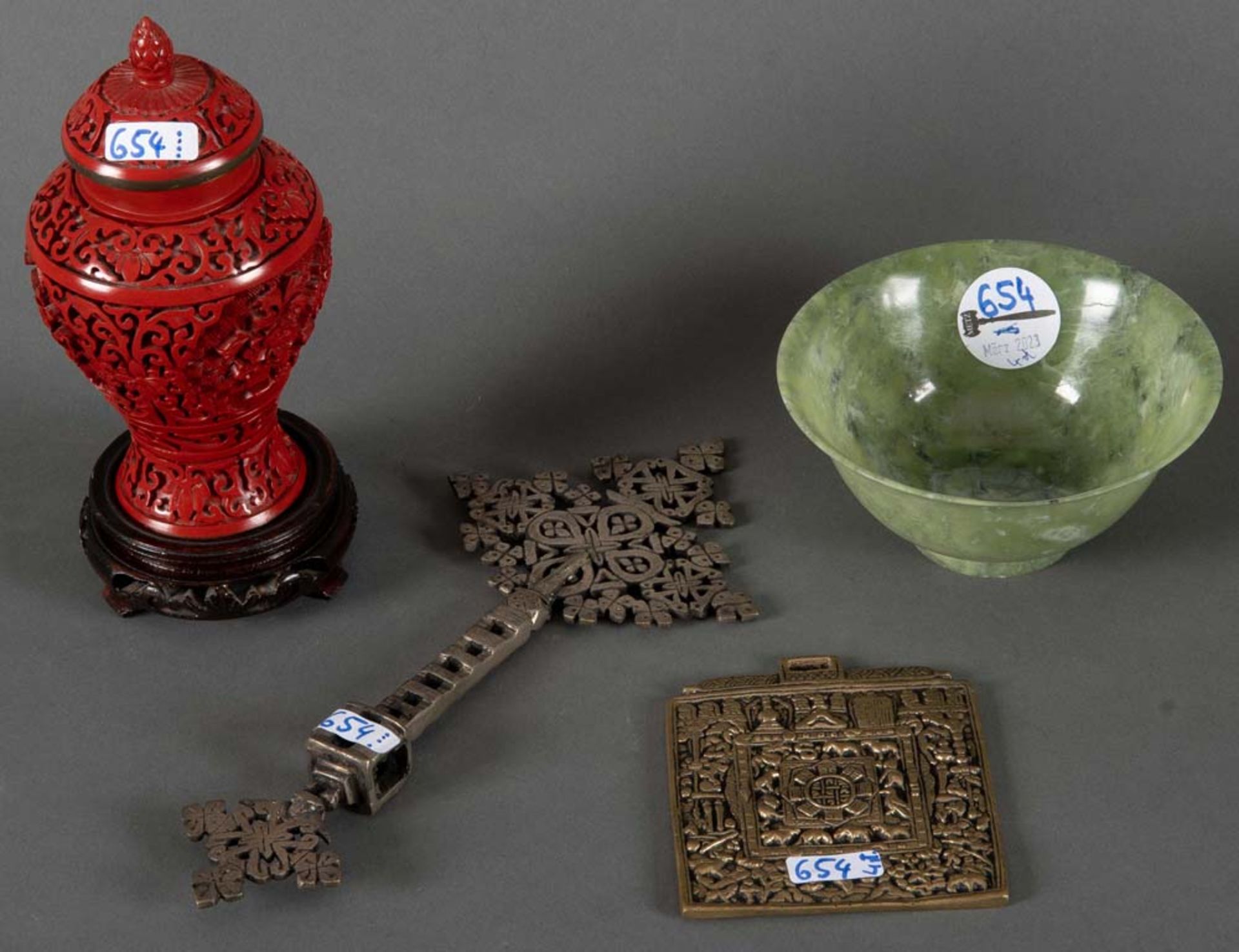 Viertlgs. Konvolut. Asien. Jadeschälchen (H=6 cm, D=12,5 cm) / Deckelvase auf Holzsockel, Kupferkern
