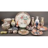 Konvolut Porzellan. Asien. Bestehend aus: Vasen, Tellern, Schalen, Deckeldose, Platte. Bunt