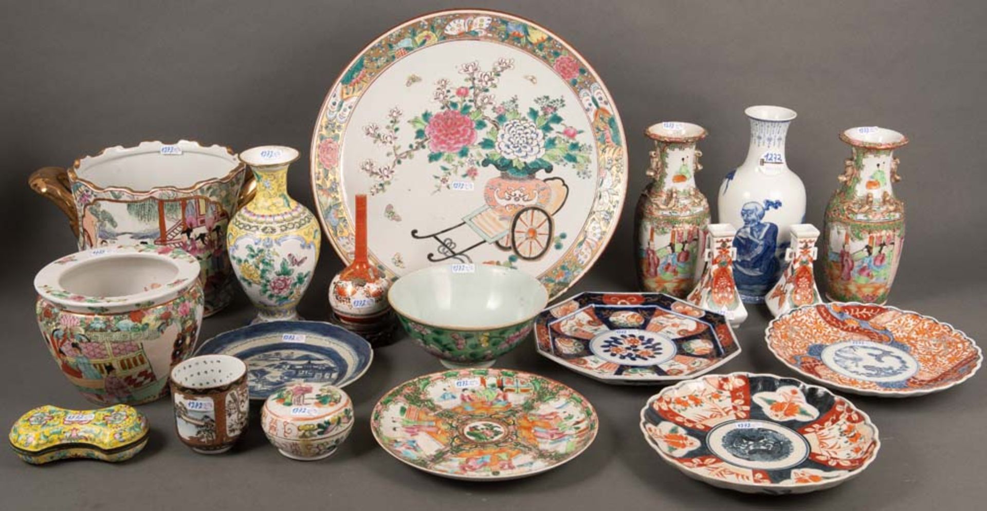 Konvolut Porzellan. Asien. Bestehend aus: Vasen, Tellern, Schalen, Deckeldose, Platte. Bunt