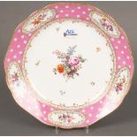 Runde Platte. Wien 18. Jh. Porzellan, mit rosafarbenem Fond und Goldrand, Spiegel bunt floral