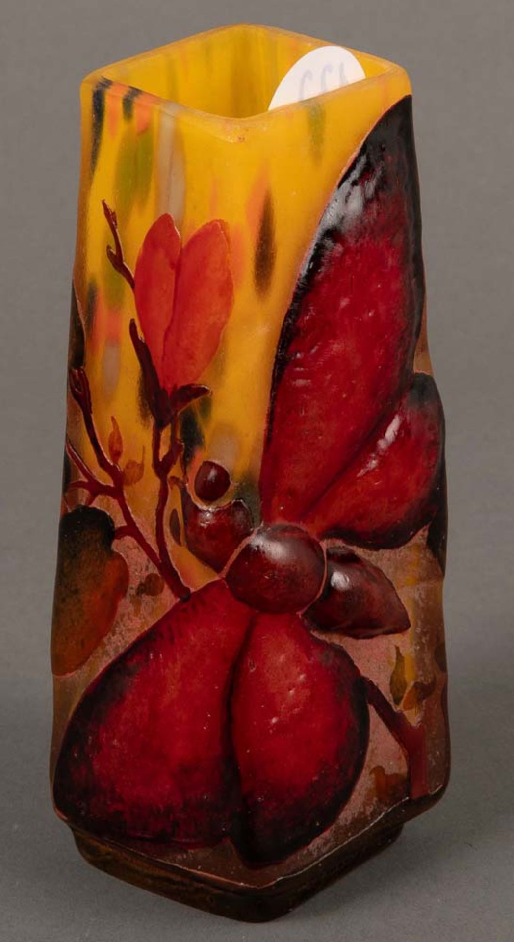 Jugendstil-Vase. Daum, Nancy um 1900. Farbloses Glas, farbig überfangen, geätzt und geschnitten,