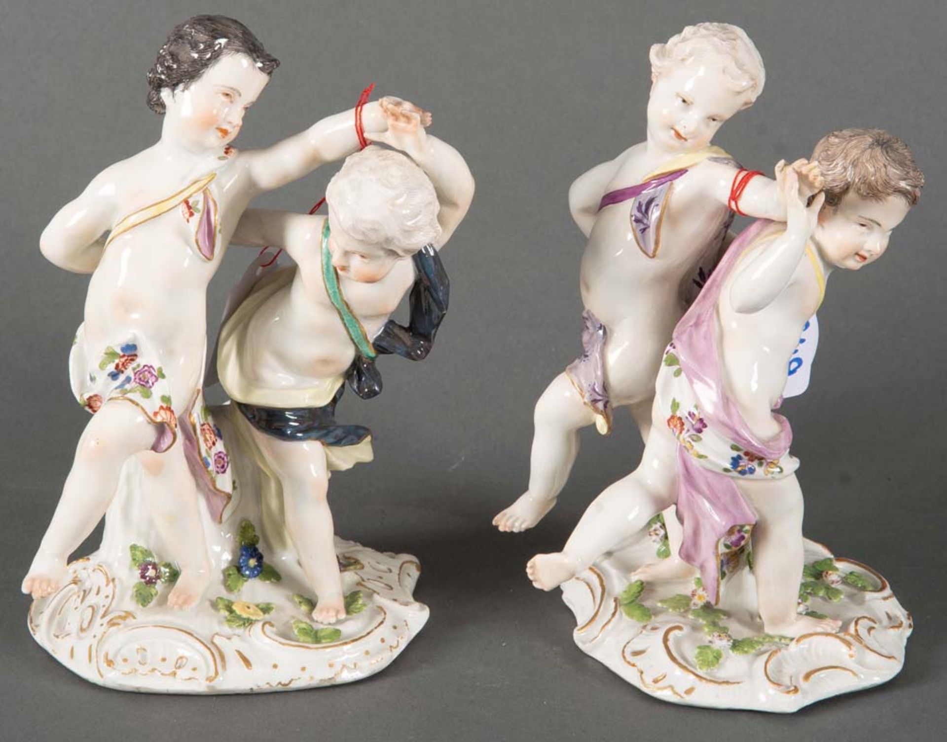 Paar Puttengruppen. Meissen 1750. Porzellan, bunt bemalt, unterglasurblaue Schwertermarke. Modell