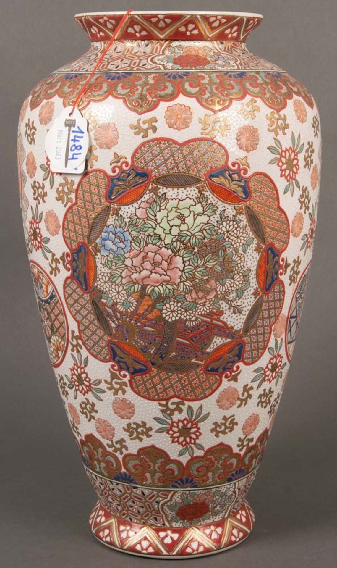 Vase. Asien. Porzellan, bunt bemalt mit Floral- und Golddekor, H=25 cm.