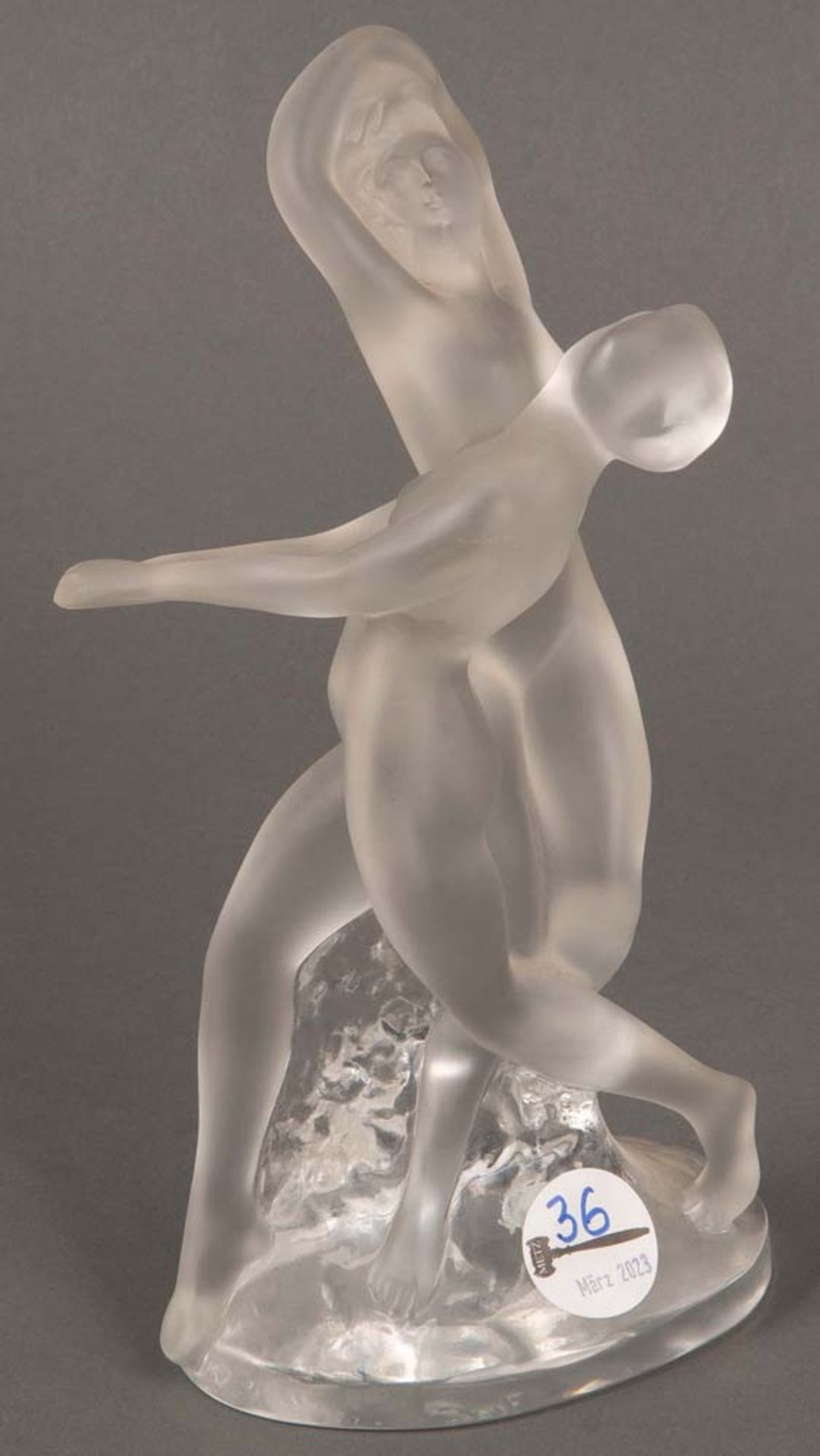 Tänzerpaar. René Lalique, Frankreich 20. Jh. Farbloses opakes Glas, am Boden Schriftzugmarke, H=26