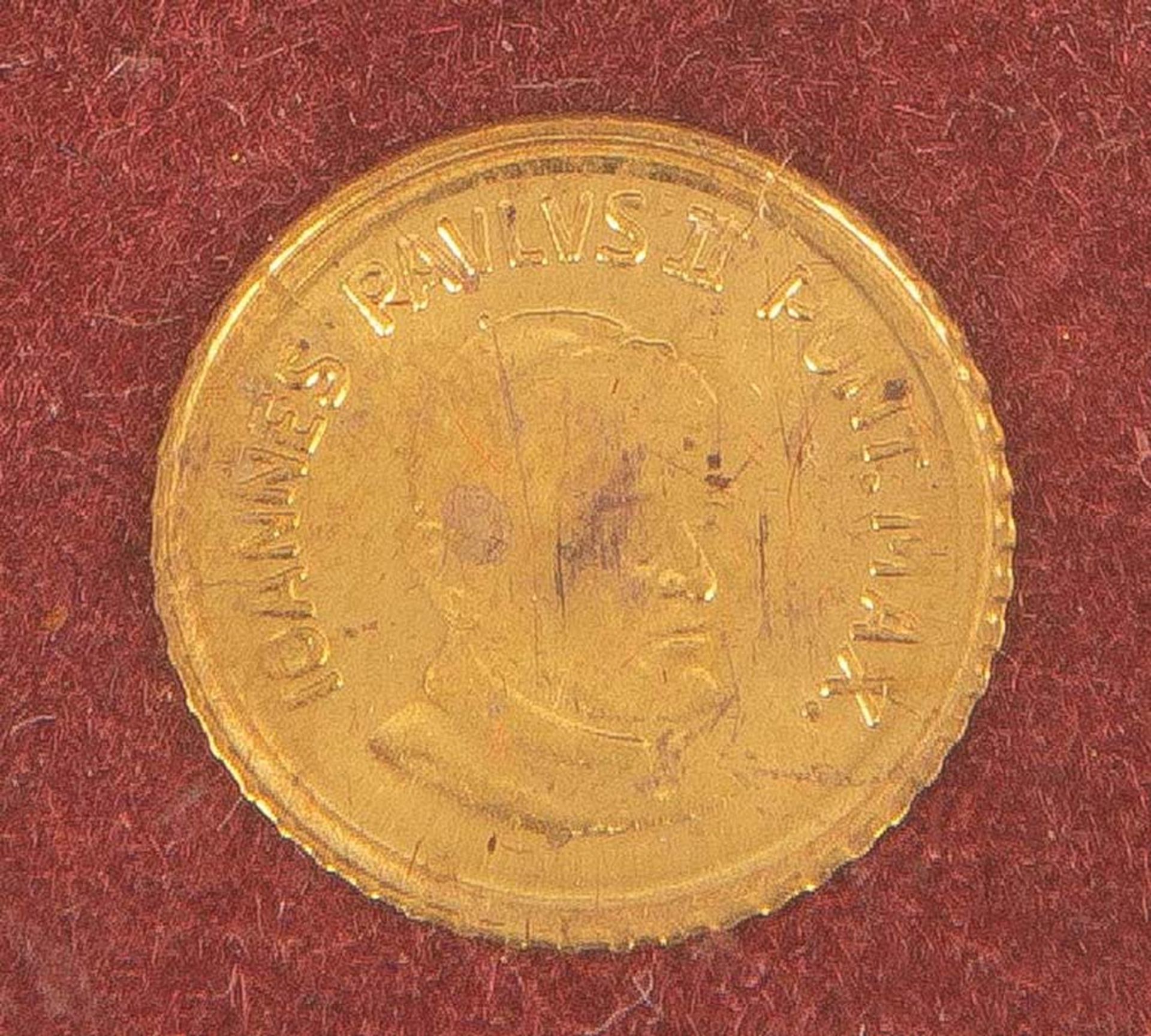 Miniatur-Münze „Johannes Paulus II Pont. Max.“. Gelbgold, unter Glas gerahmt. D=0,9 cm.