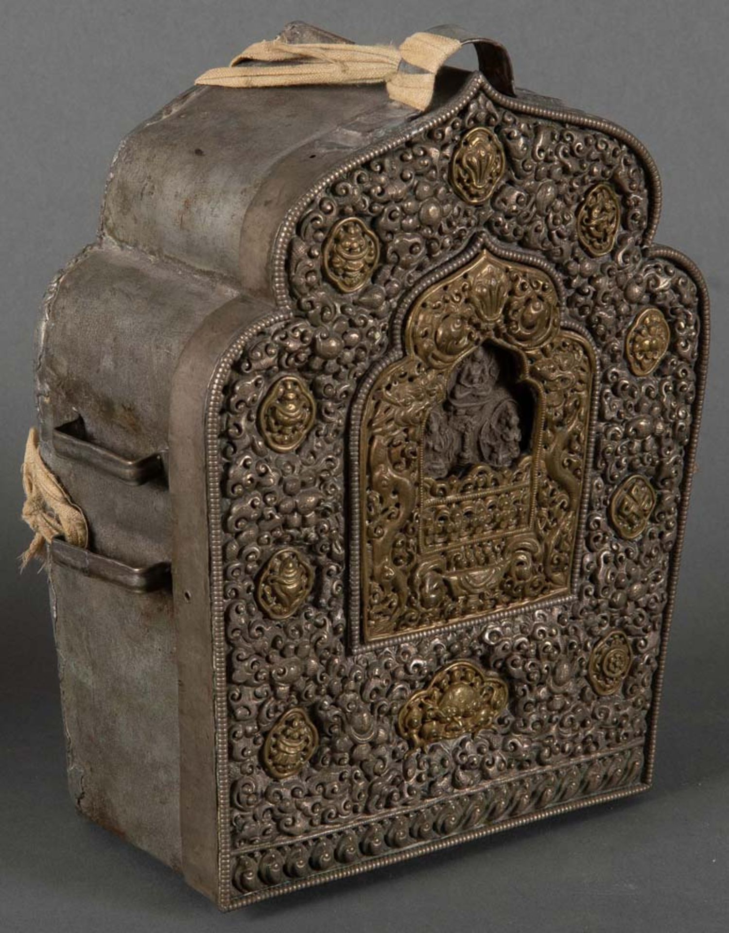 Jain-Altar. Indien 14. bis 16. Jh. Silber / Messing, H=19 cm, B=15 cm, T=6,5 cm.