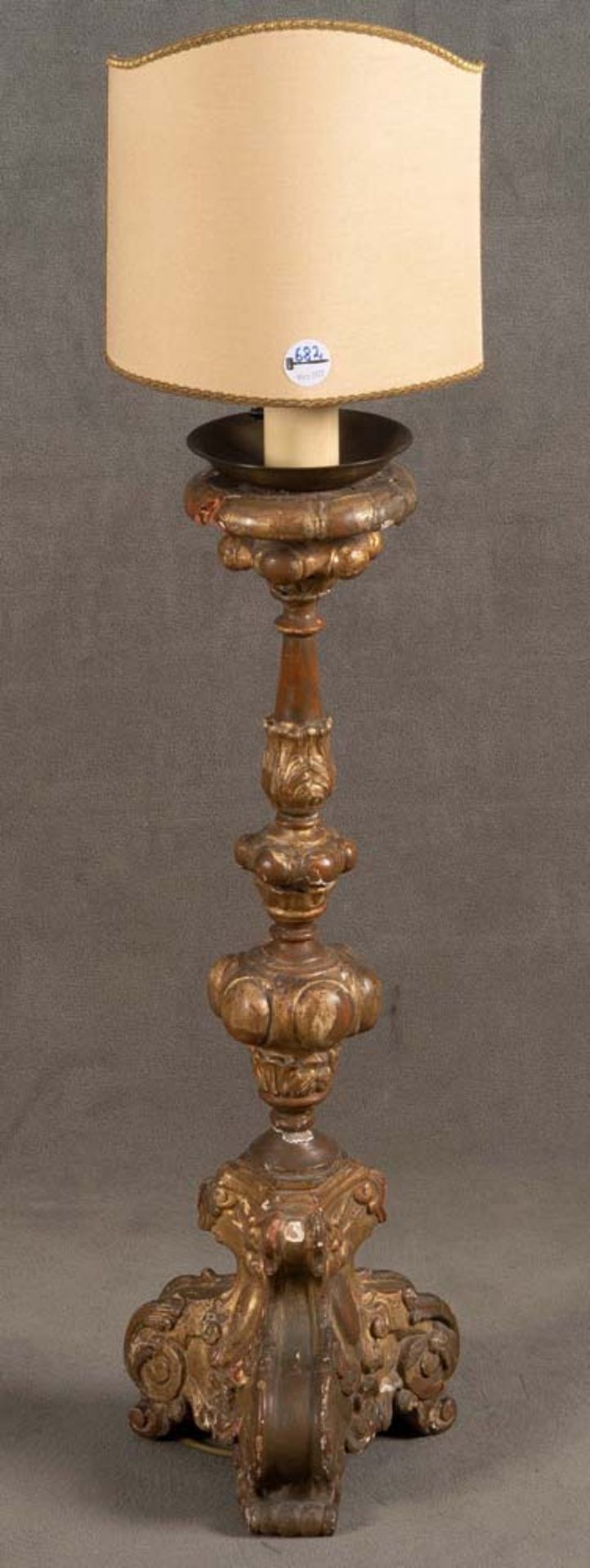 Barock-Bodenleuchter. Süddeutsch 1750. Holz, geschnitzt, auf Kreidegrund gold gefasst, H=74 cm. (