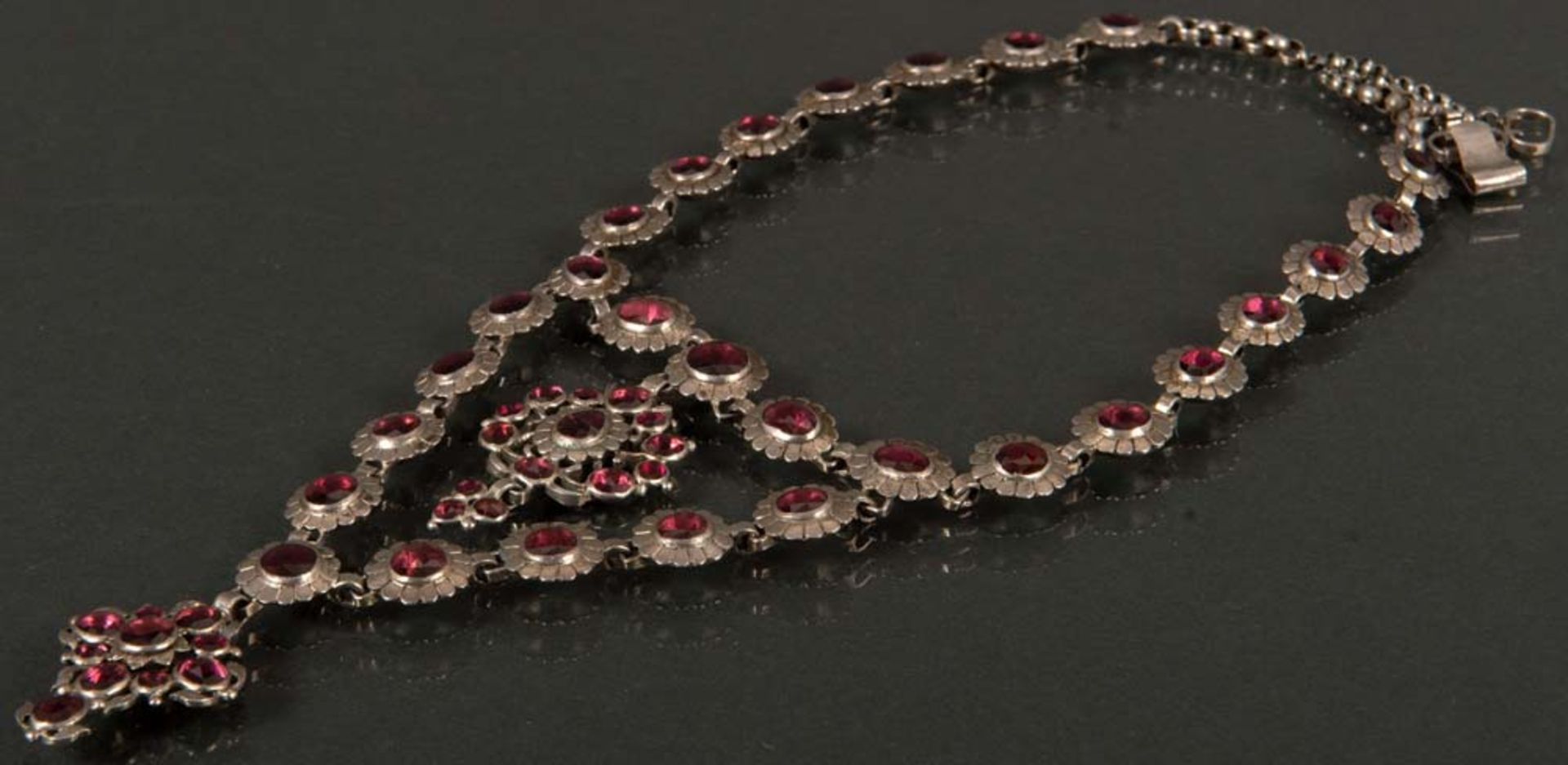 Collier. Silber, ca. 65 g, besetzt mit almandinfarbigen Steinen.