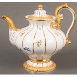 Prunkkanne. Meissen 20. Jh. Porzellan, aufwendig gold gehöht, sparsam floral bemalt, am Boden