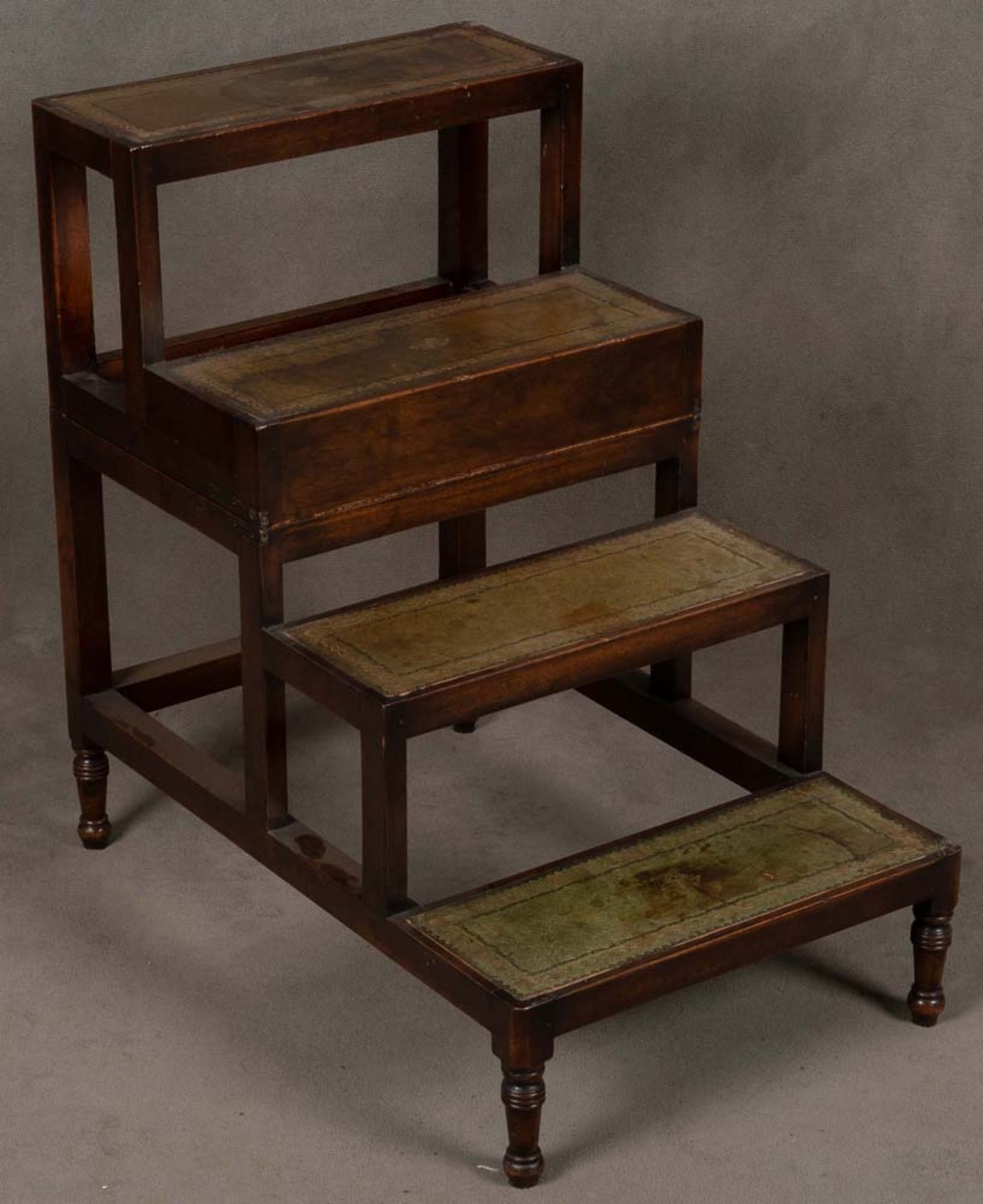 Patent-Bibliotheksleiter- bzw. Tisch. England um 1900. Massiv Mahagoni, mit Ledereinlagen auf der - Bild 2 aus 2