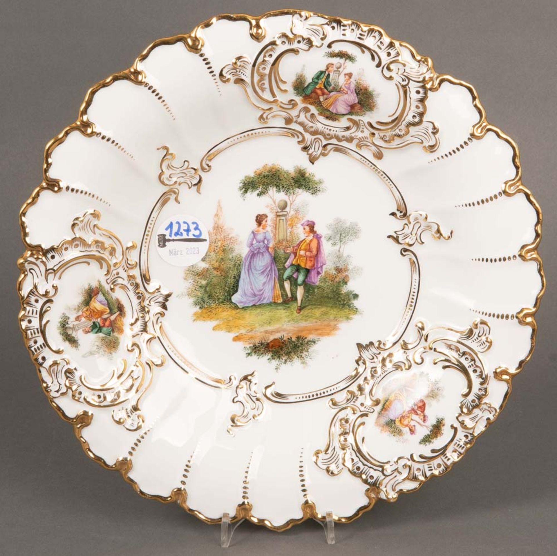 Runde Prunkplatte. Meissen 20. Jh. Porzellan, reliefiert, mit Kartuschen, Gold gesäumt, Reserven