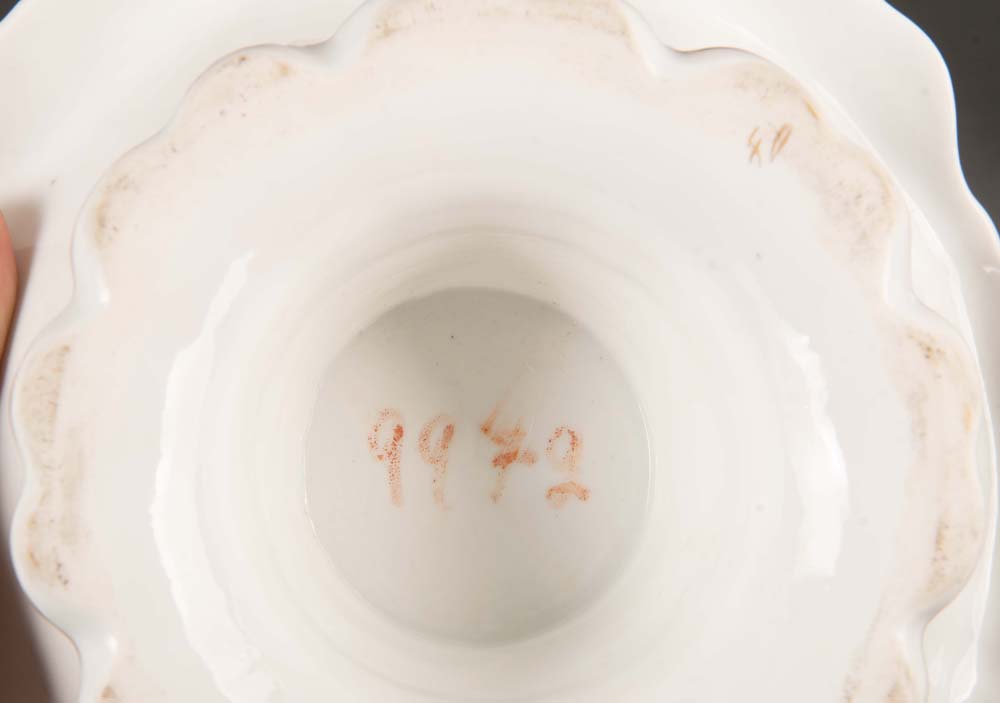Paar Vasen und eine runde Schale. Böhmen 19. Jh. Porzellan, bunt floral bemalt, mit Goldrand, ohne - Image 2 of 2