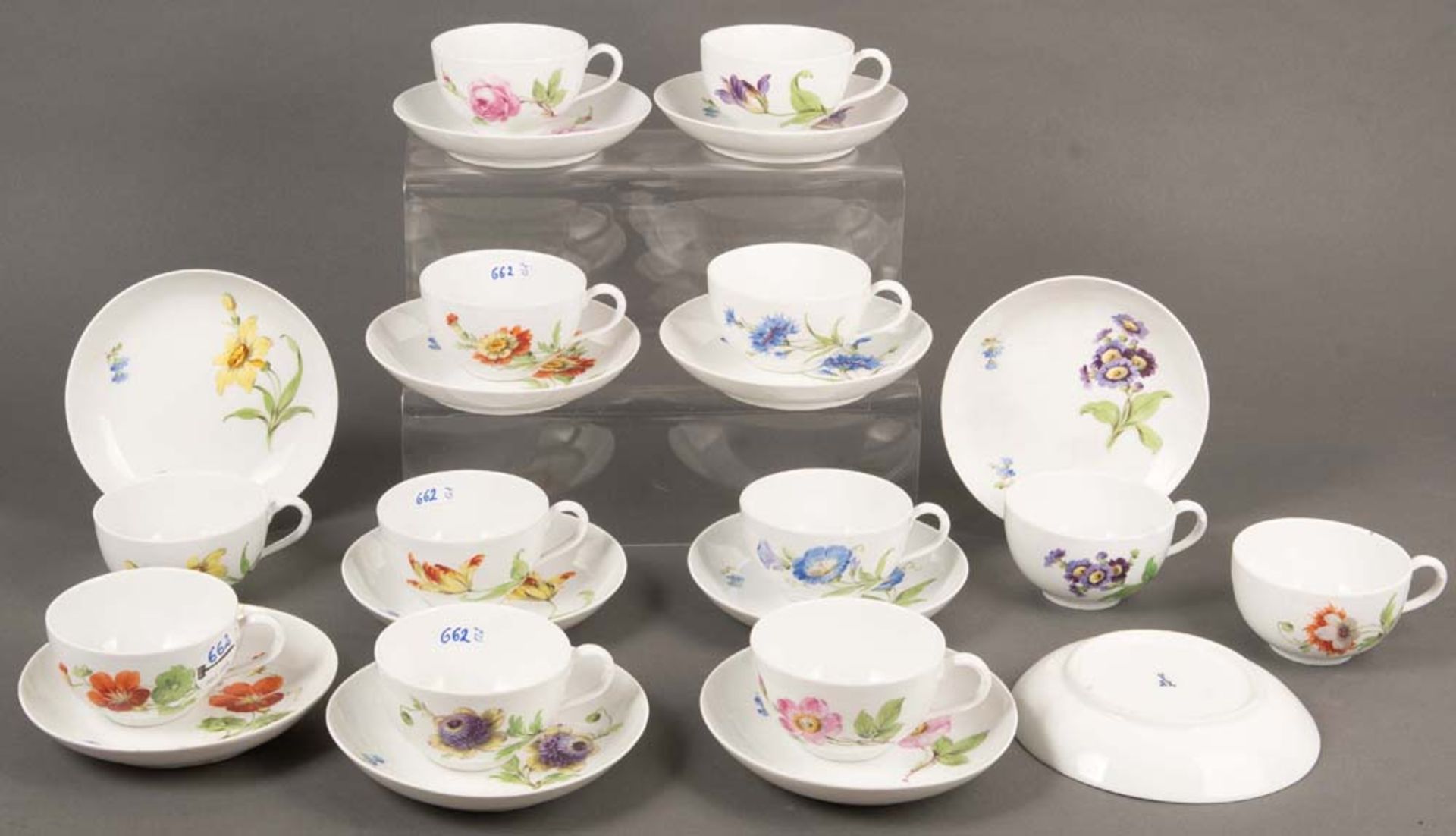 Zwölf Tassen mit Unterschalen. Meissen 19. Jh. Porzellan, bunt floral bemalt, am Boden