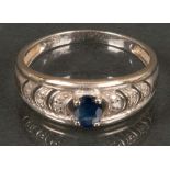 Ring. 18 ct Gold, ca. 2 g, besetzt mit Saphir und Diamanten, Ringgröße 52.