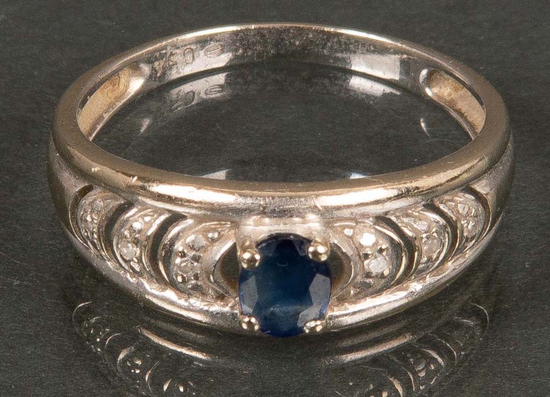 Ring. 18 ct Gold, ca. 2 g, besetzt mit Saphir und Diamanten, Ringgröße 52.