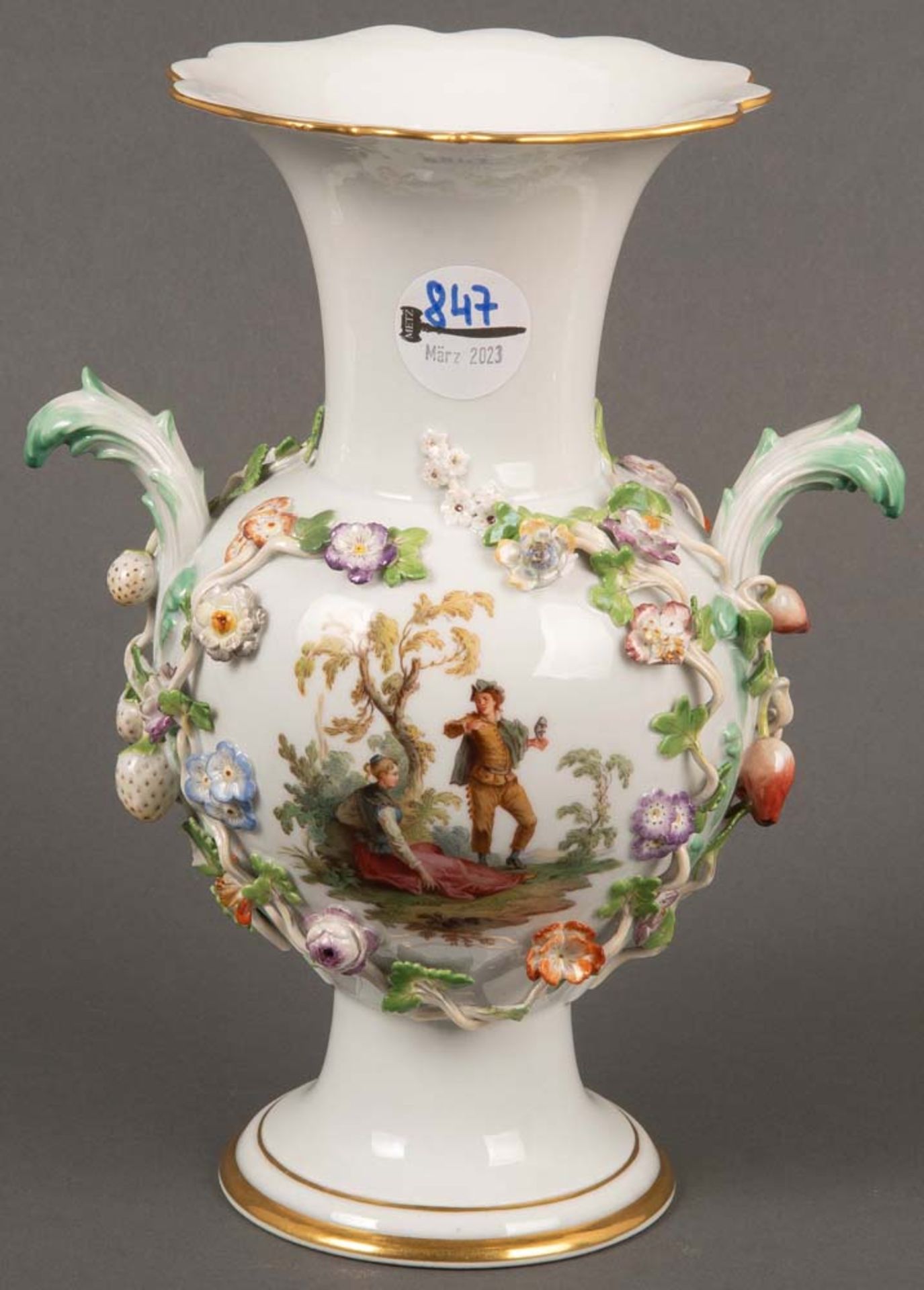 Vase. Meissen 20. Jh. Porzellan, mit aufbossierten Blütenästen, Reserven bunt bemalt mit