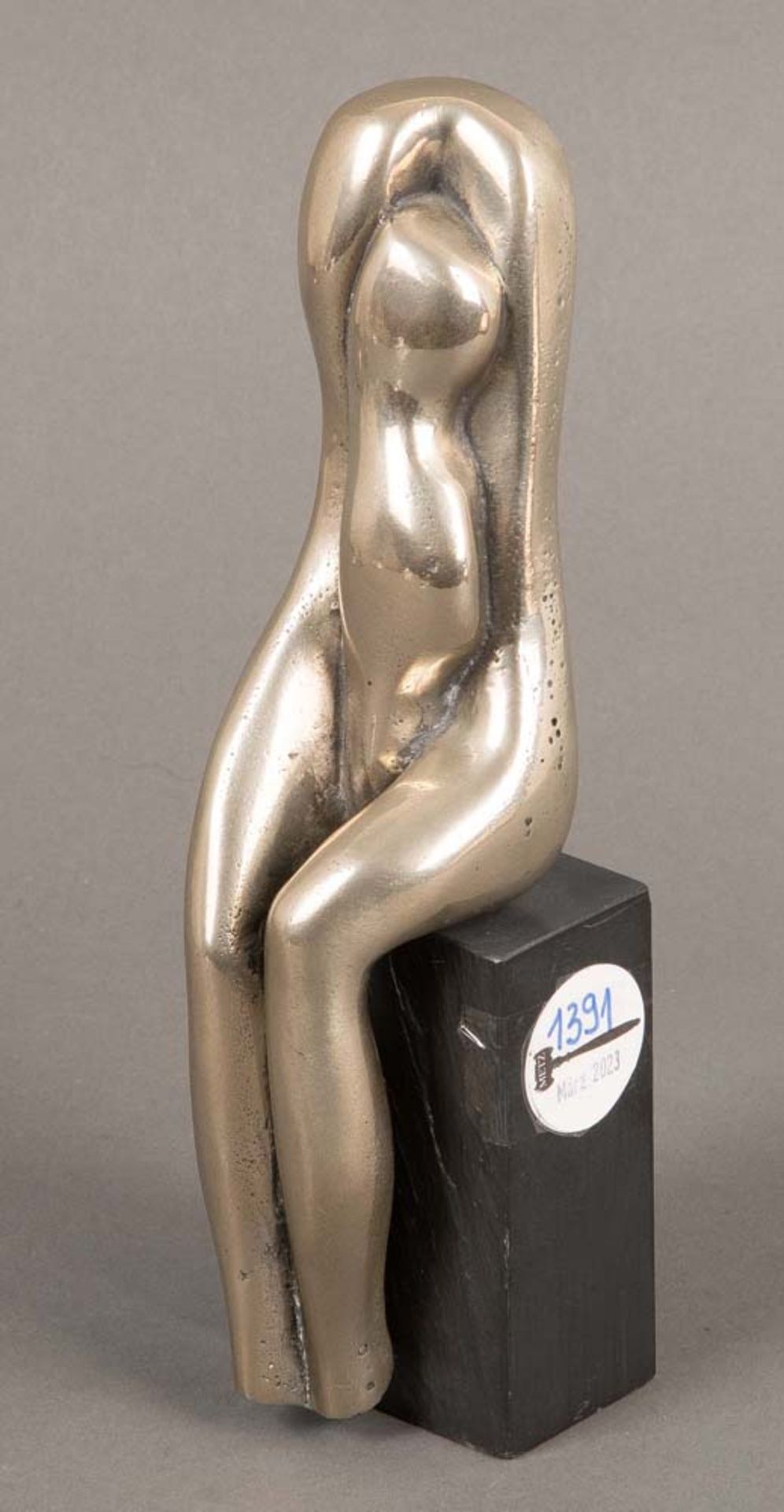 Prof. Emil Cimiotti (1927-2019). „Sitzende II“. Bronze, versilbert, auf Etikett sign., bez. 8/60,