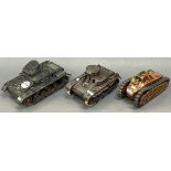 Drei verschiedene Panzer. Deutsch 20. Jh. Blech, bunt bemalt, H=10 bis 12 cm.