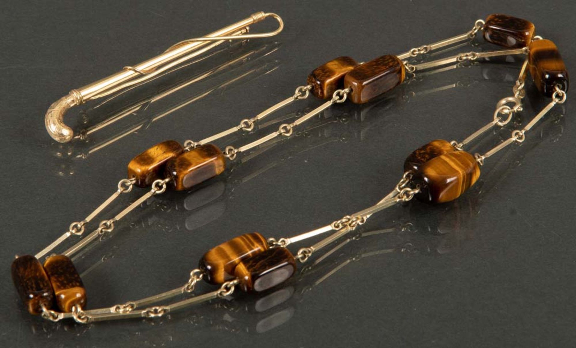 Halskette und Brosche. 14 ct Gold, ca. 27 g, besetzt mit 12 Tigeraugen.