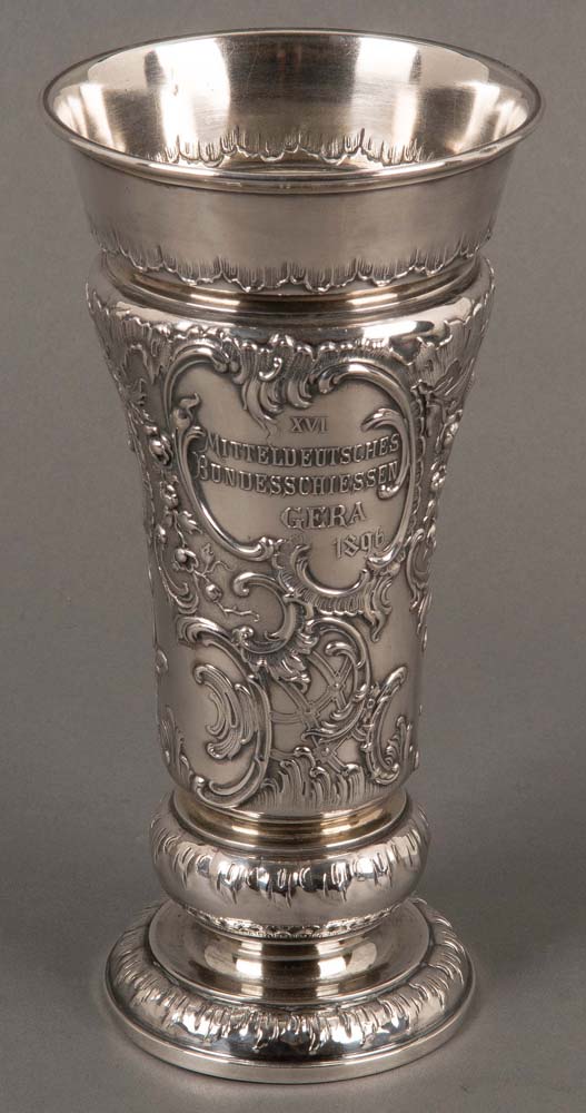 Schützenpokal. Deutsch dat. 1896. 800er Silber, ca. 254 g, Wandung reich reliefiert mit Wappen und