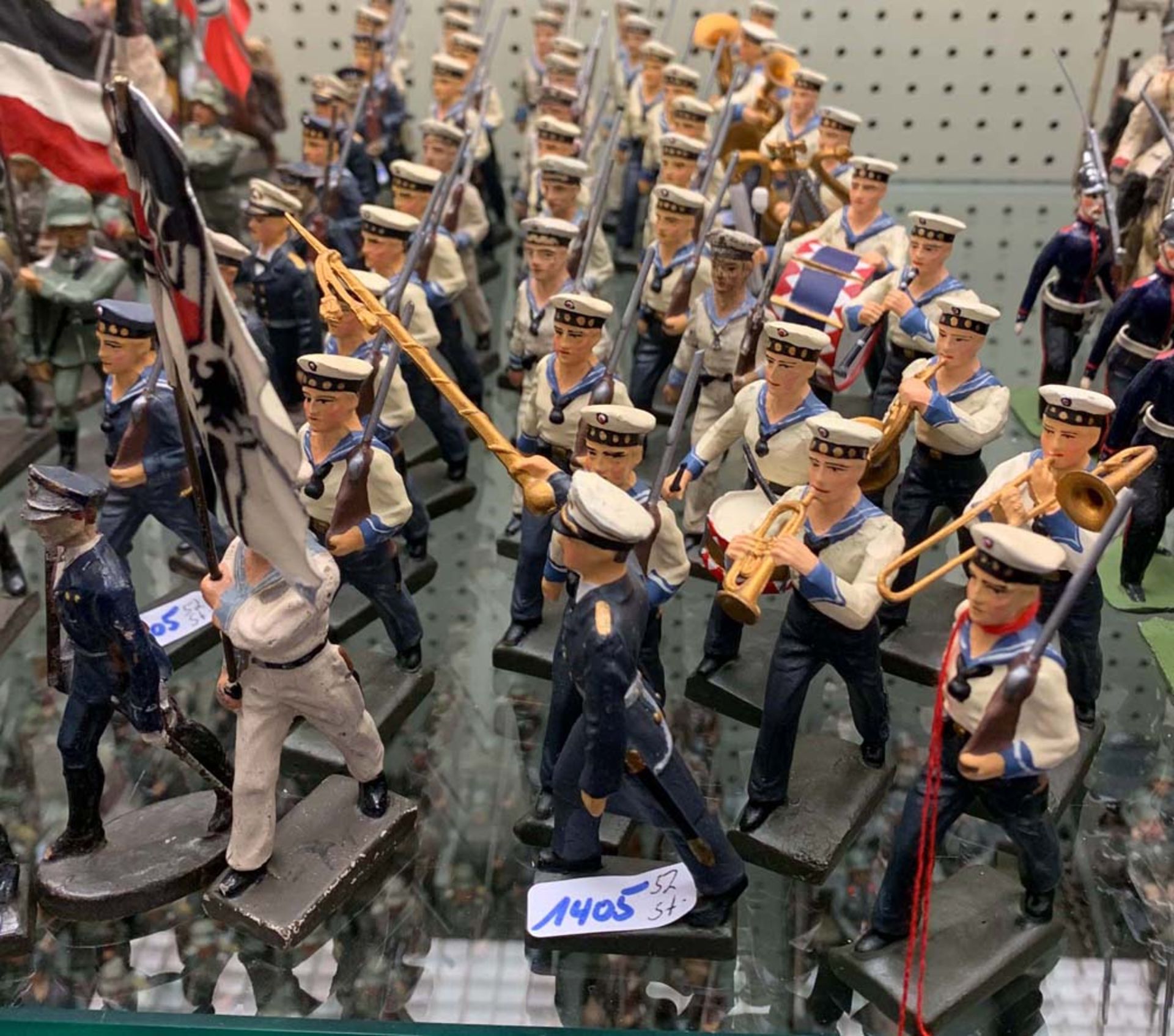 52 Spielzeugsoldaten der Marine. Deutsch 20. Jh.. Lineol, bunt bemalt, am Boden gemarkt, H=7,5 bis