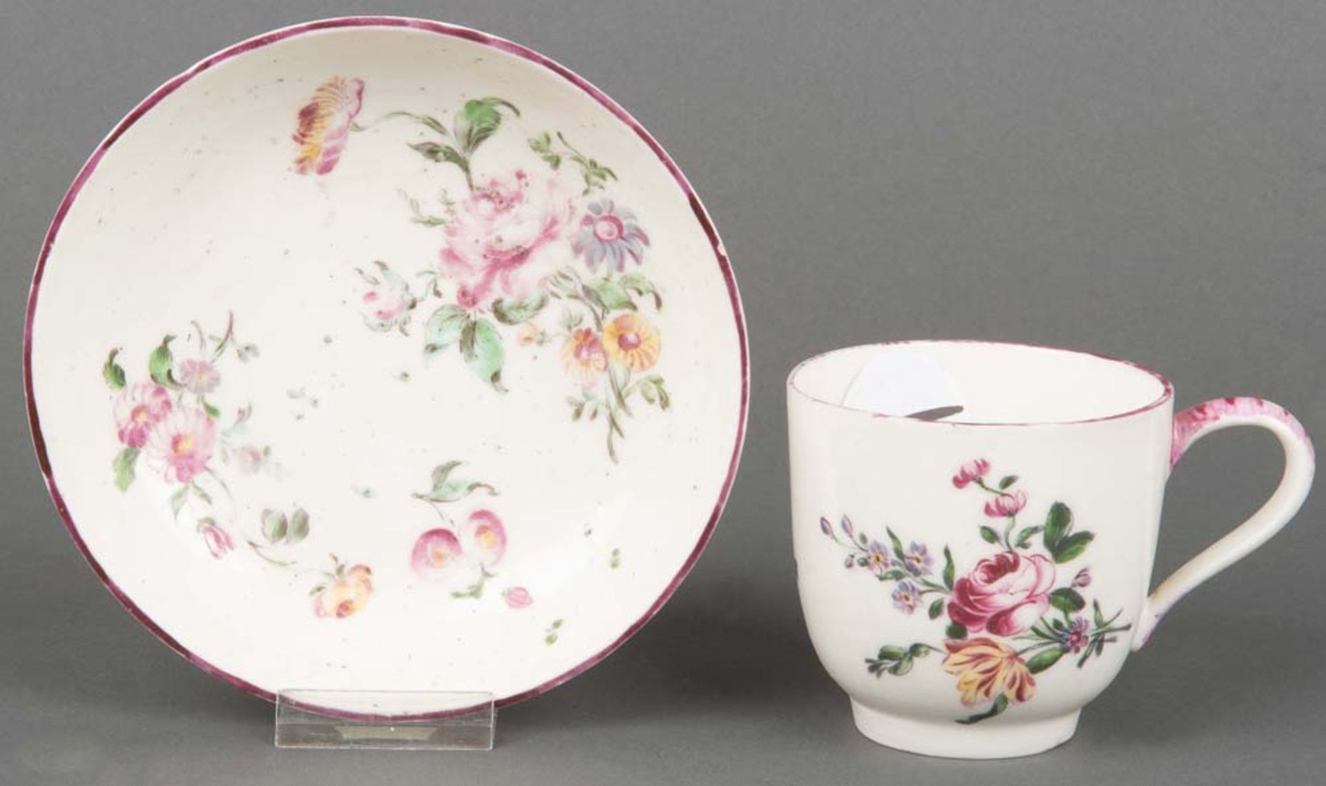 Bechertasse und Unterschale. Mennecy 1770. Porzellan, bunt floral bemalt, geritzte D.V. Marke.