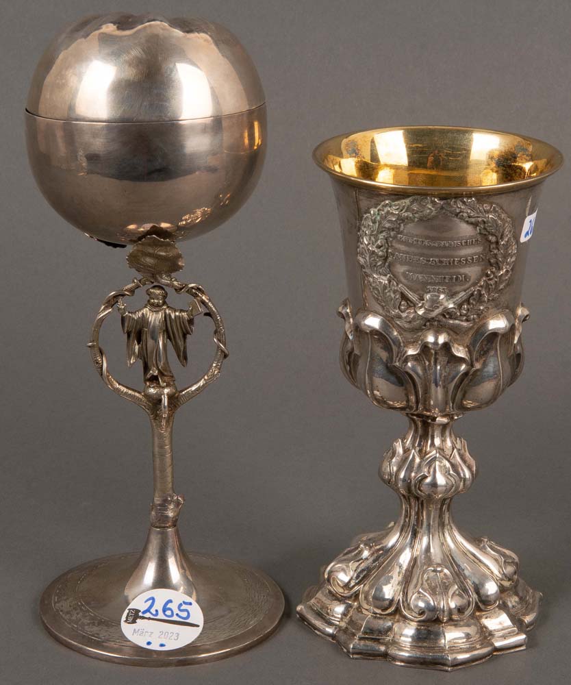 Apfeldeckelpokal und Preispokal. Deutsch um 1880. 13-lötiges bzw. 800er Silber, ca. 449 g,