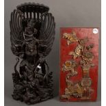Zweitlgs. Konvolut. Asien. Figurengruppe / Tafel. Holz, aufwendig geschnitzt, H=62 cm, Tafel 47 x 24