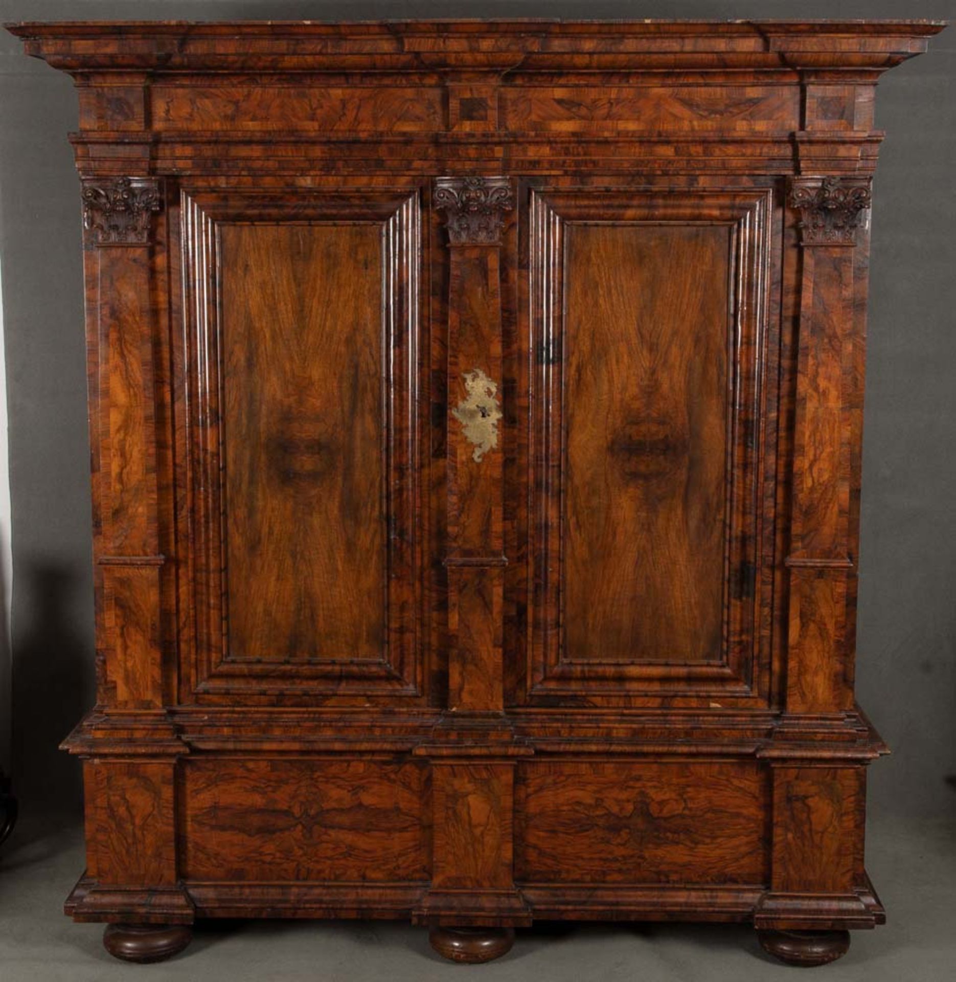 Barock-Pilasterschrank. Frankfurt um 1750. Weichholzkorpus, Nussbaumwurzel querfurniert,