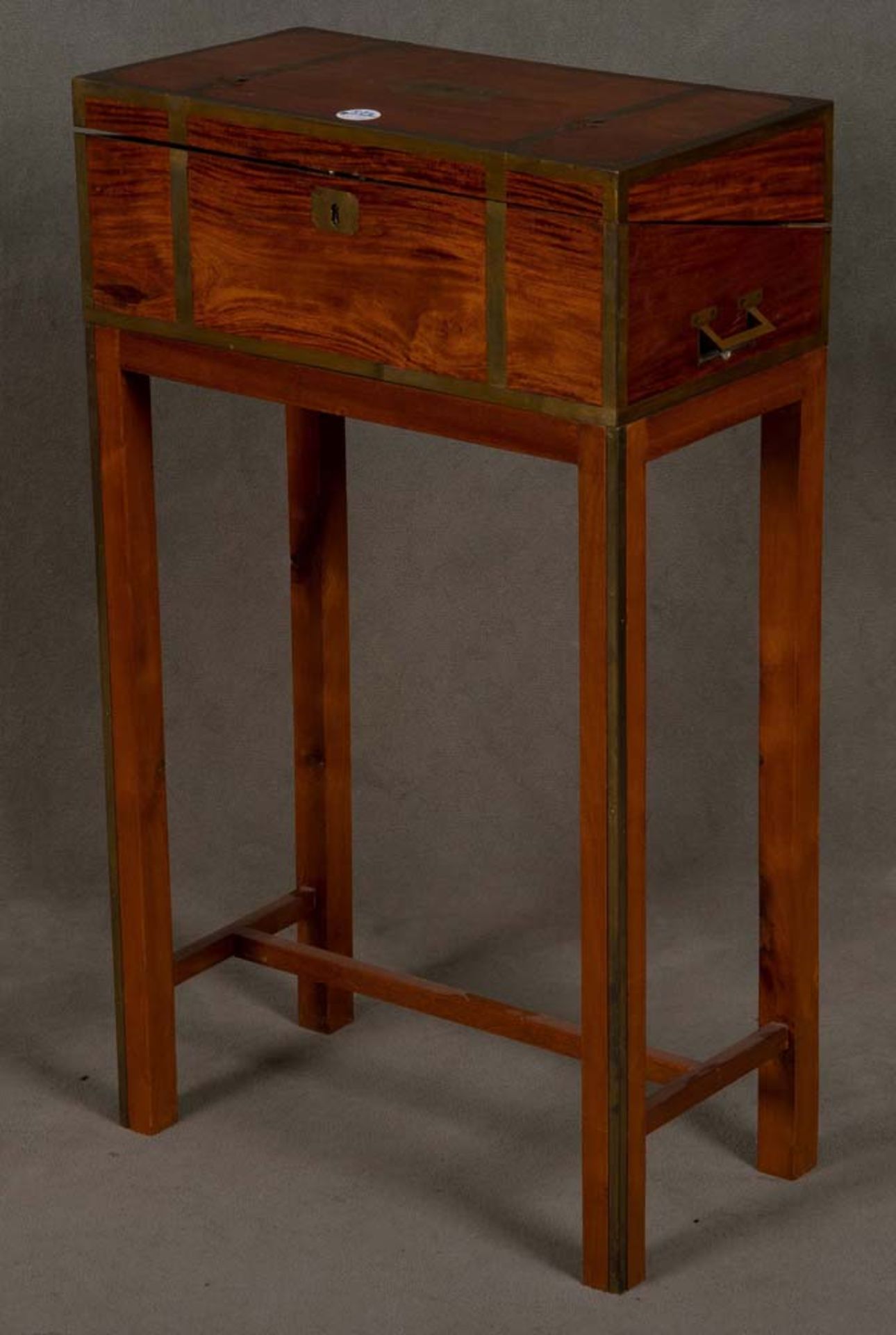 Kleiner Lap Desk zum Ausklappen. England um 1900. Massiv Mahagoni, Messingbeschläge, Schreibplatte