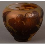 Kleine Vase. Nancy, Émile Gallé um 1900. Farbloses Glas, farbig überfangen, geätzt und