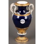 Schlangenhenkelvase. Meissen 19. Jh. Porzellan, kobaltblauer Fond mit Goldrand, am Boden