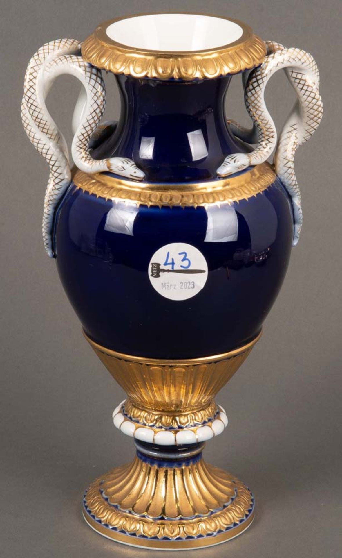 Schlangenhenkelvase. Meissen 19. Jh. Porzellan, kobaltblauer Fond mit Goldrand, am Boden