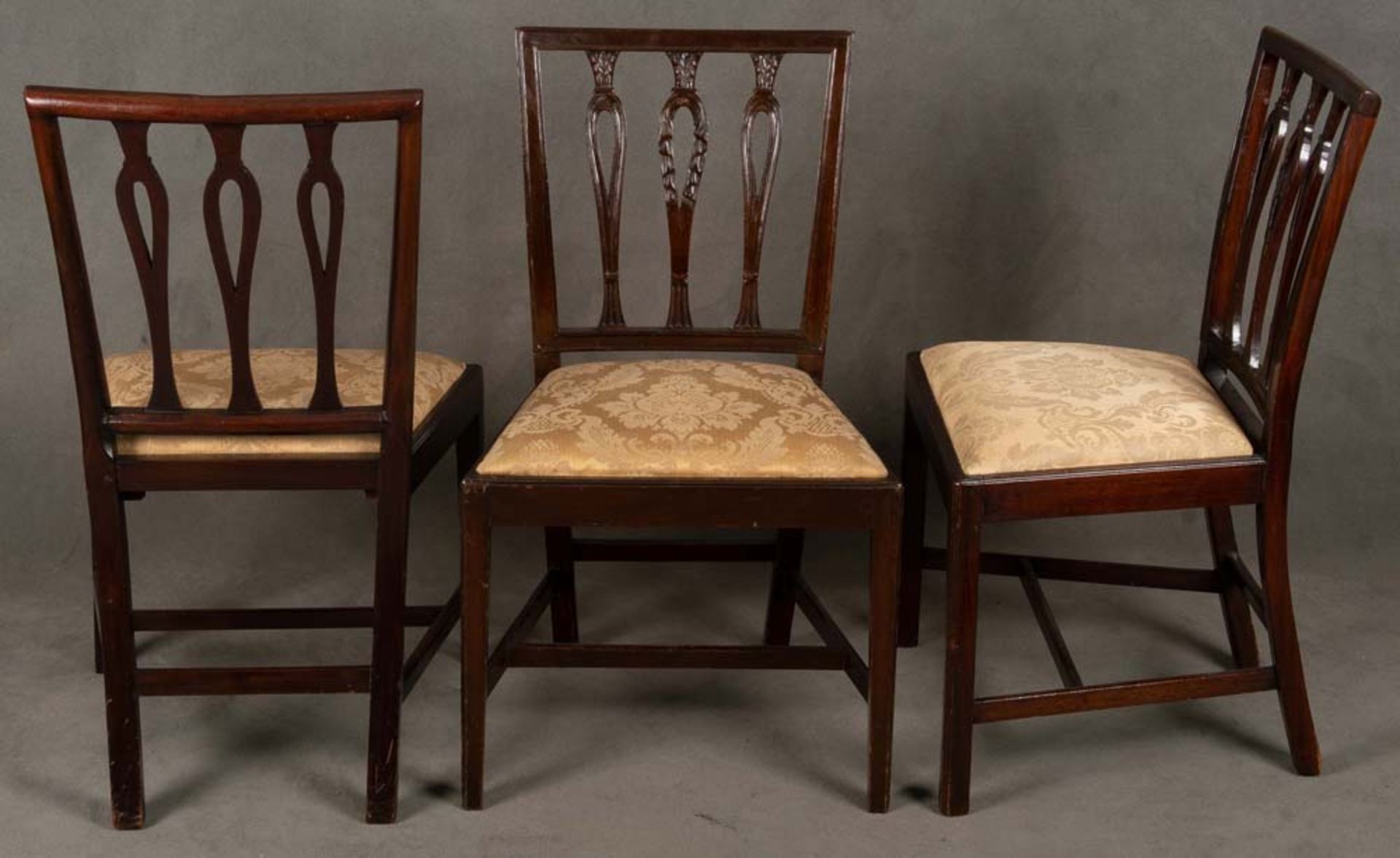 Sechs Hepplewhite-Stühle. England 1780. Massiv Mahagoni, teilw. durchbrochen und geschnitzt,