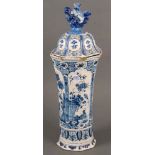 Deckelvase. Delft 17./18. Jh. Fayence, unterglasurblau bemalt, am Boden gemarkt, H=52 cm. (stark