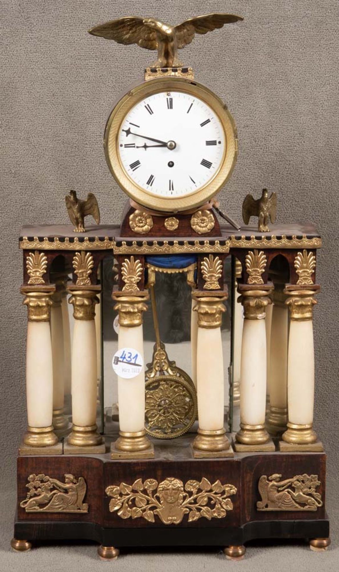 Biedermeier-Portaluhr. Wien 19. Jh. Nussbaumfurnier, mit Alabastersäulen, rundes Uhrengehäuse mit