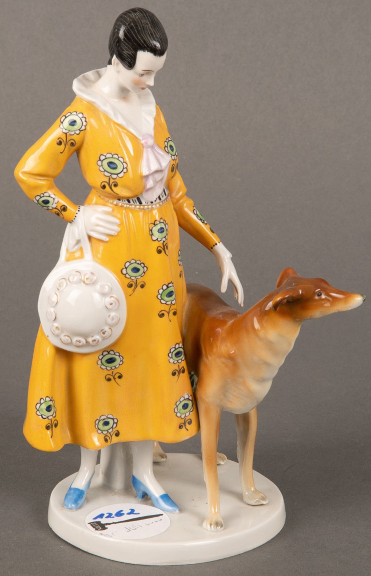 Stehende Dame mit Windhund. Wilhelm Göbel 20. Jh. Porzellan, bunt bemalt, am Boden gemarkt, H=21 cm.