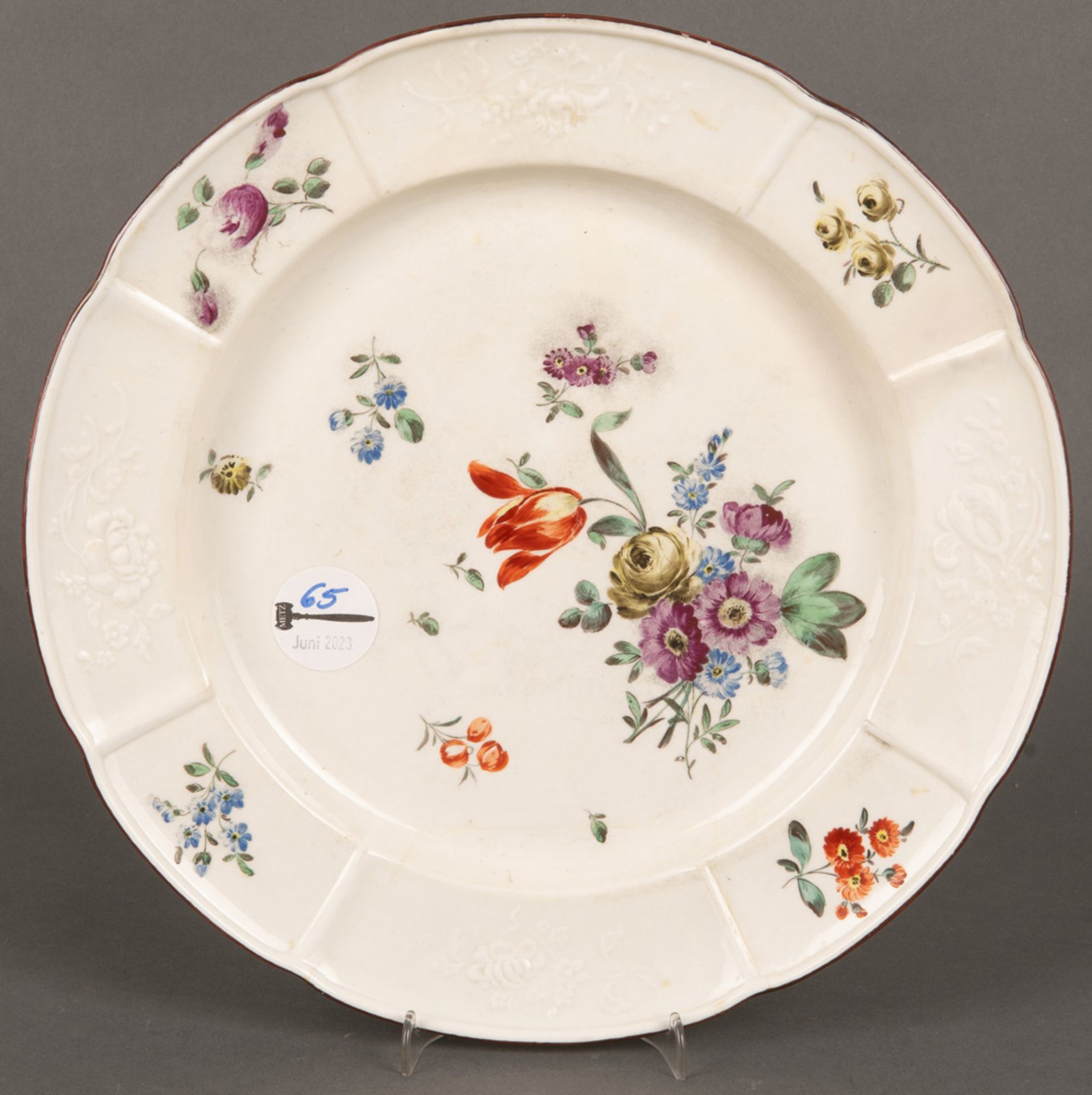 Große runde Platte. Frankenthal 1780. Porzellan, bunt floral bemalt, verso unterglasurblaue bekrönte