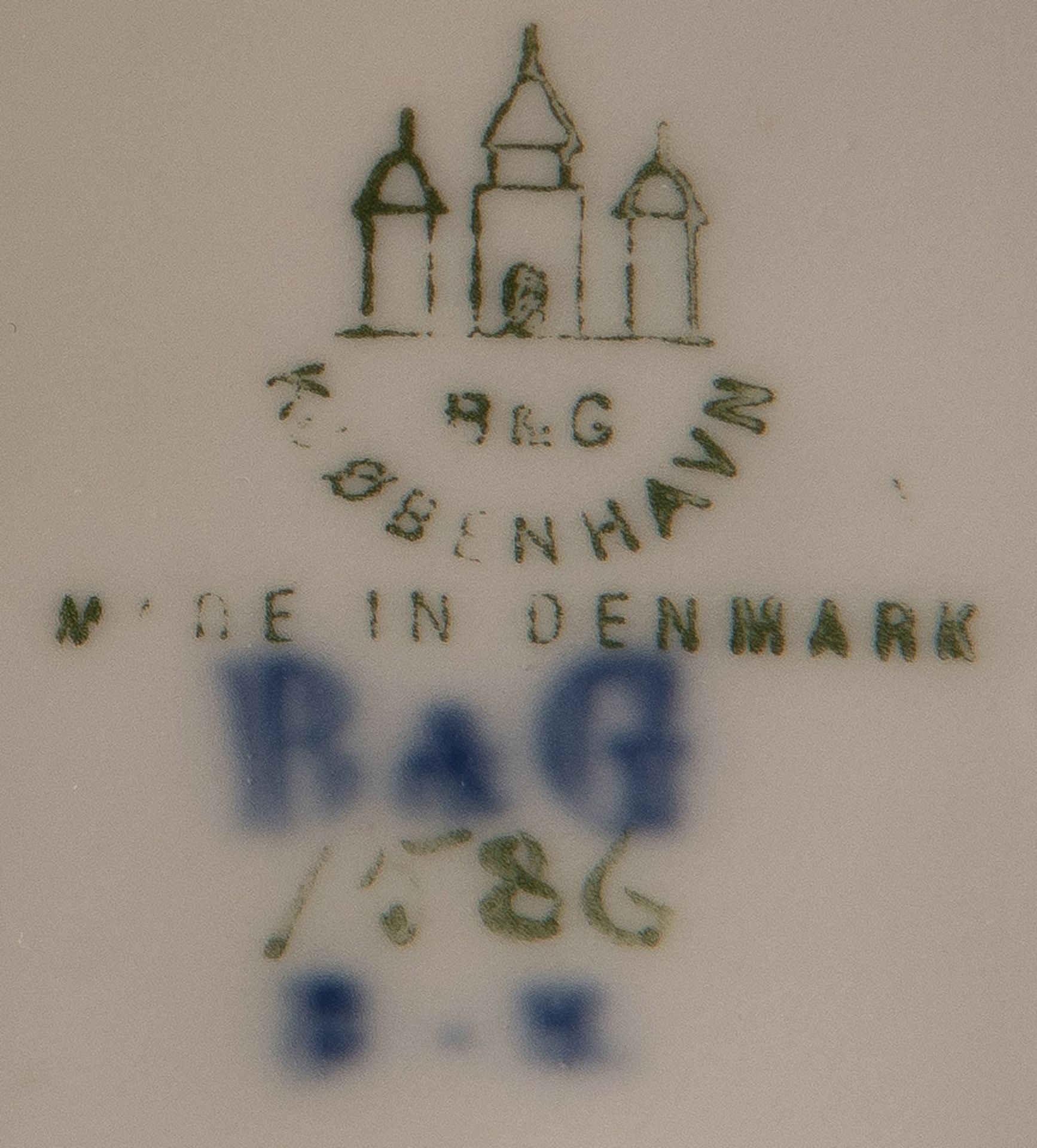 Ländliches Paar. Bing & Grøndahl, Kopenhagen 20. Jh. Porzellan, bunt bemalt, am Boden gemarkt, H= - Image 2 of 2