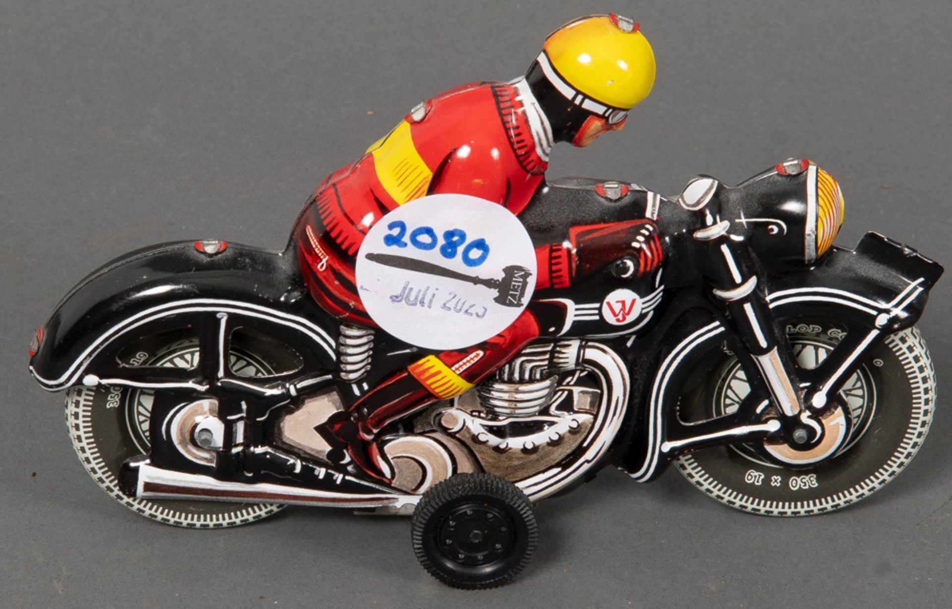 Spielzeug-Motorrad. Tippco, Nürnberg 20. Jh. Blech, bunt bemalt, H=10,5 cm. (Funktion ungeprüft)