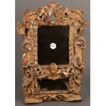 Rechteckiger Barock-Spiegel. Wohl Italien 18. Jh. Holz, geschnitzt und durchbrochen, auf Kreidegrund