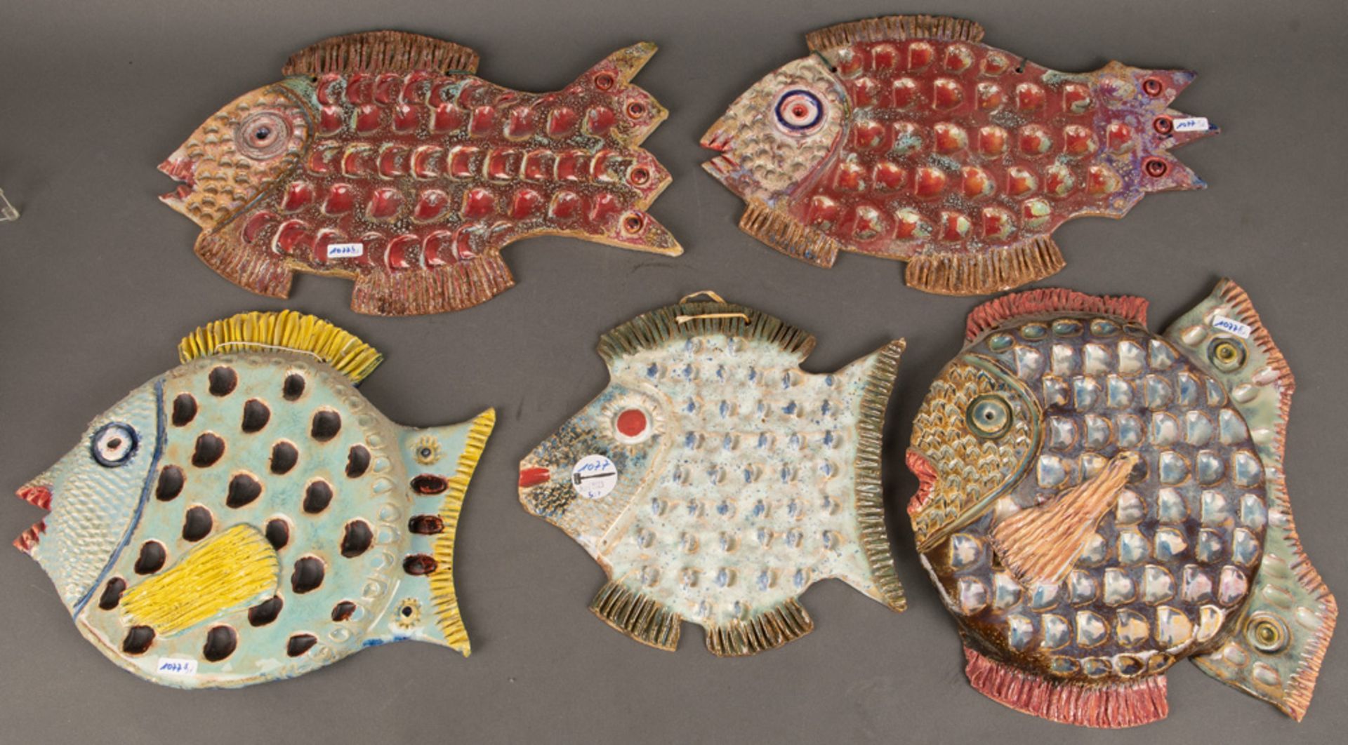 Fünf Fische. Karl Witz, Speyer 1997. Keramik, modelliert und glasiert, verso Klebe-Etikett, H=25 bis